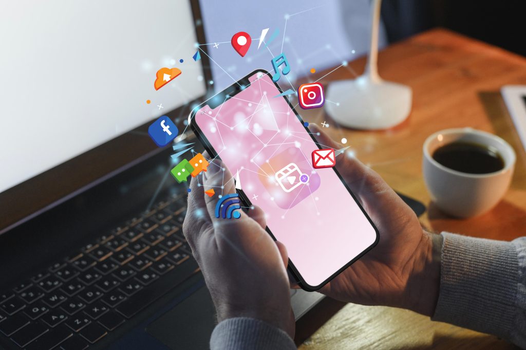 Manos sosteniendo el concepto de redes sociales de teléfonos inteligentes
