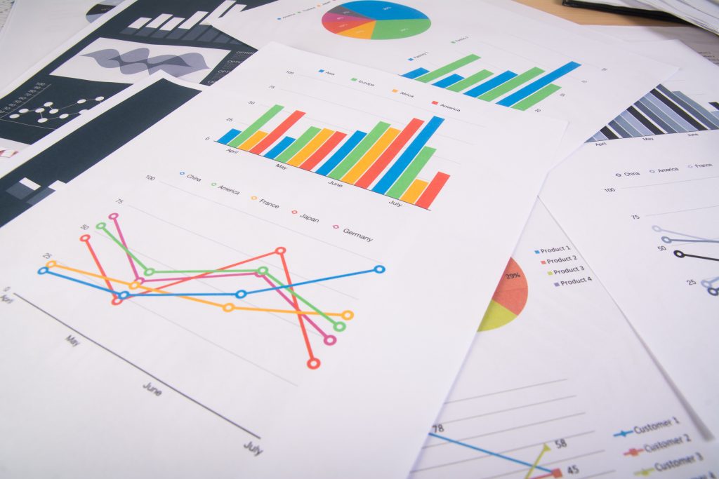 Reporte de negocios. Gráficos y gráficos. Informes de negocios y montón de documentos. Concepto de negocio.
