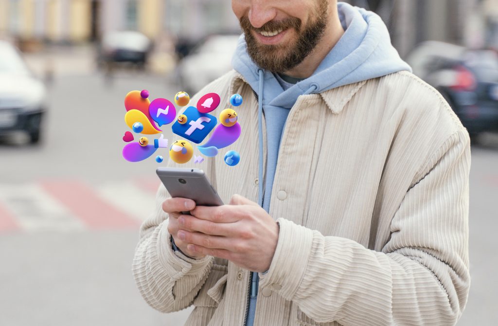 Vista lateral hombre con teléfono inteligente